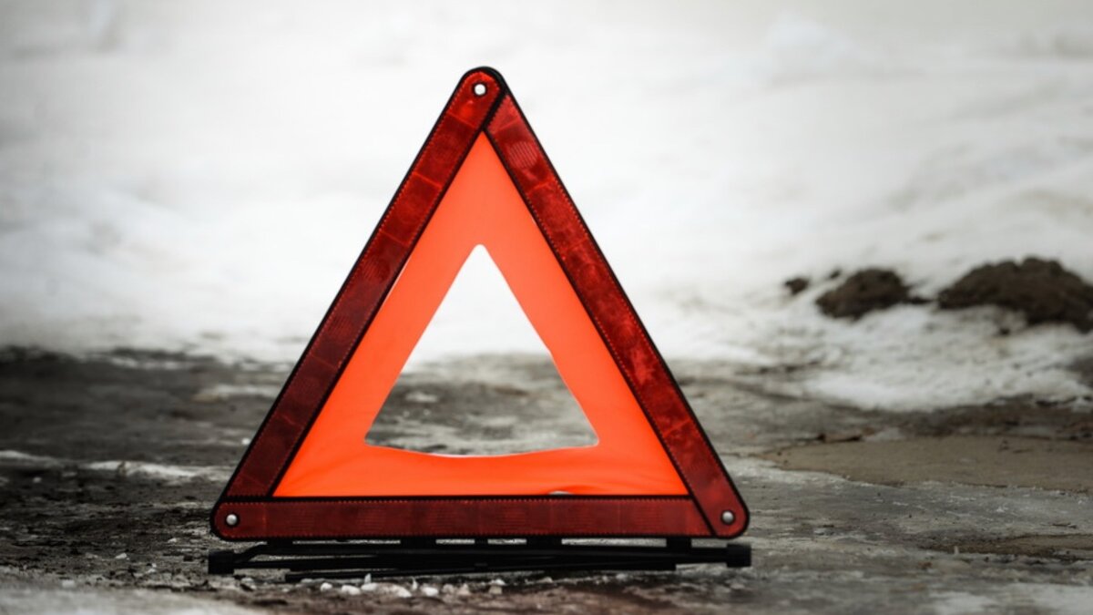     В Приморском крае водитель большегруза не справился с управлением на перевале — машина упала с высокого обрыва в реку. Сейчас ее достают с помощью специальной техники.