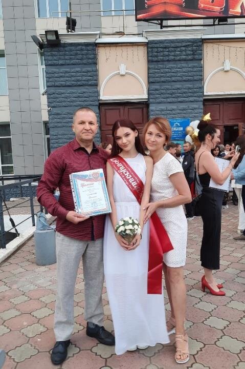 Я с родителями (мой школьный  выпускной проходил в главном 
корпусе СибАДИ)