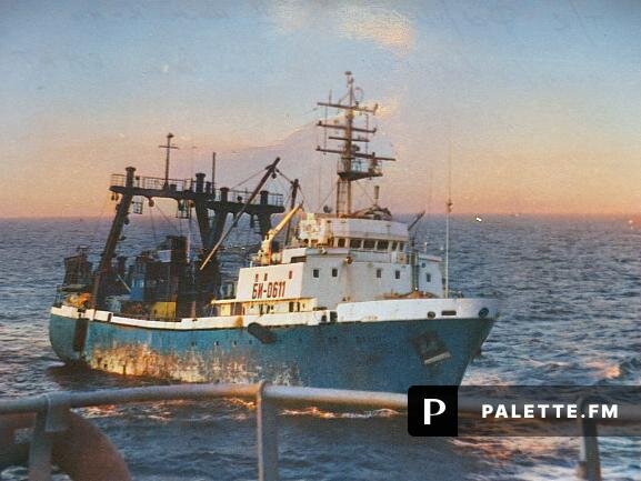 Это моё судно. На клотике грот-мачты антенна ТВ, производства ГДР