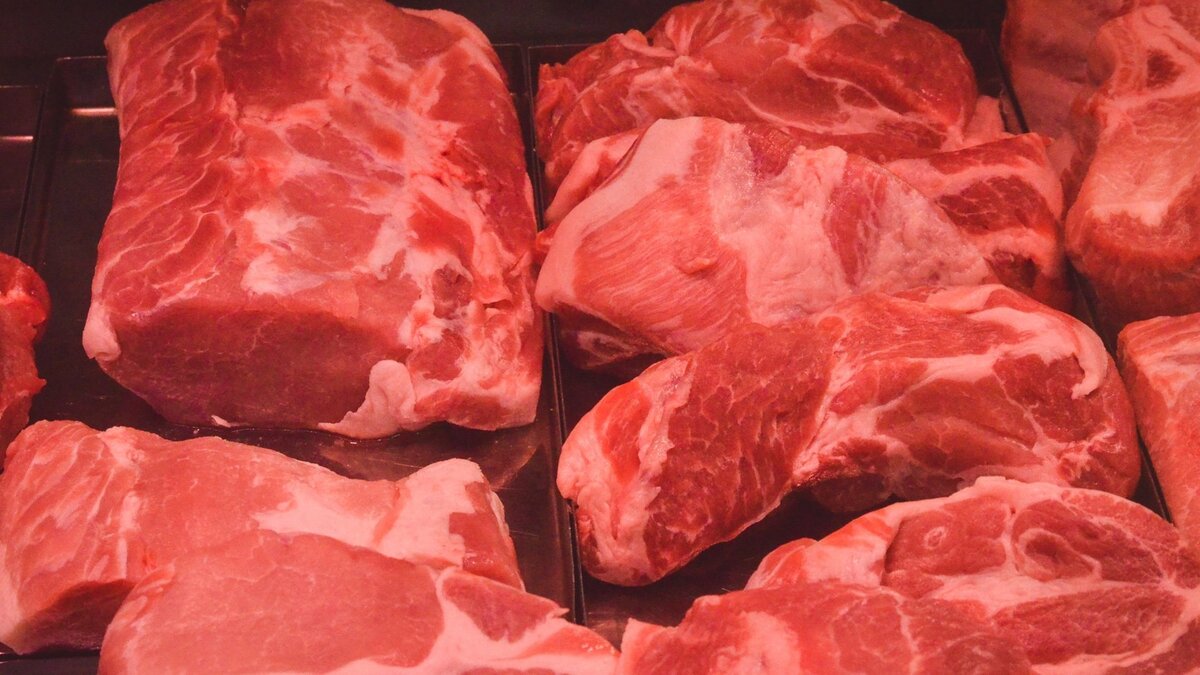     Владивосток вошел в логистическую цепочку маршрута, по которому крупную партию российской свинины доставят в Китай. Ожидается, что груз прибудет в китайский порт Наньша 11 апреля. Это будет первая партия отечественной свинины в КНР после того, как власти Поднебесной сняли ограничения на поставки.