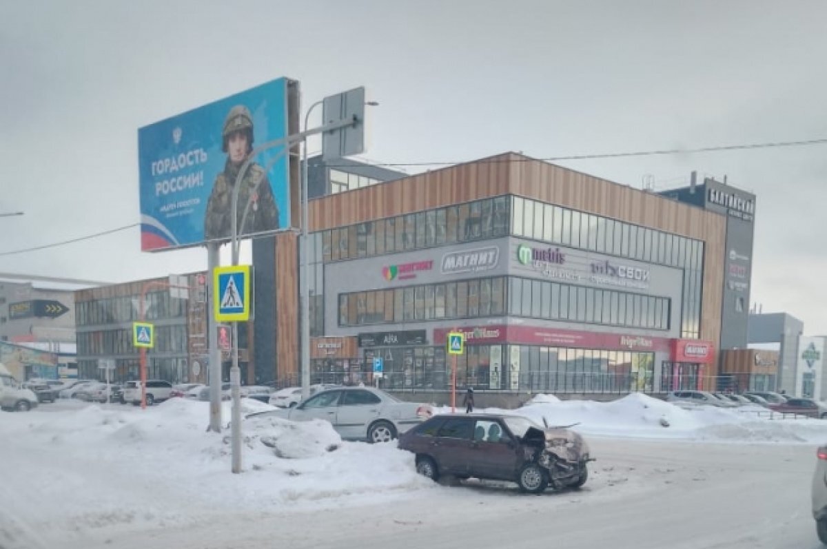    Водитель и пассажир пострадали в жестком ДТП на ул. Балтийской в Барнауле