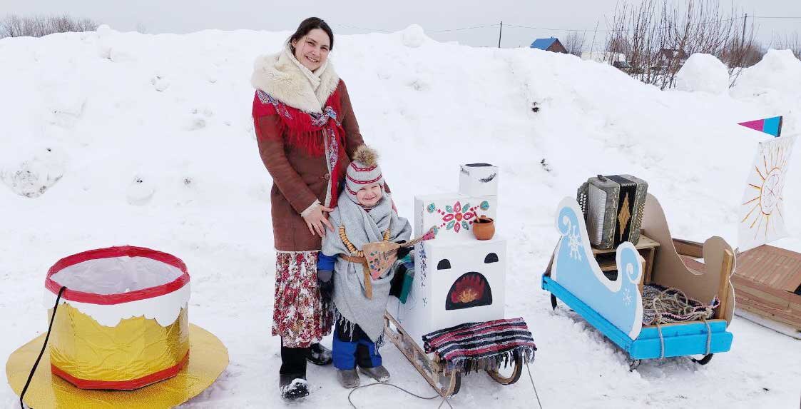 Победители конкурса креативных санок в номинации «Семейные традиции» Валерия Бельтюкова с сыном Лёвой