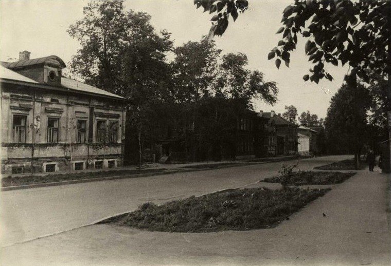 Начало улицы Петропавловской (сейчас улицы Володарского), нечетная сторона, дом № 5, 1968 год. Фото с pastvu.com, автор: В. Изволенский
