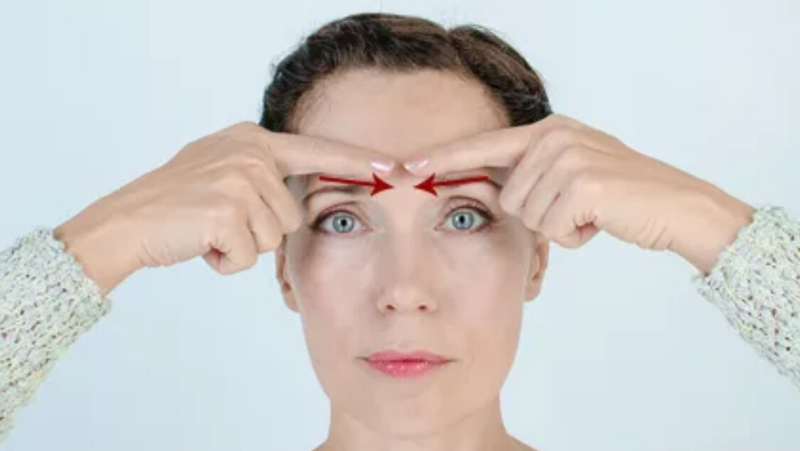Сердитые брови. Морщины на лбу. Морщины между бровями. Вертикальная морщина между бровей. Морщины на лбу.