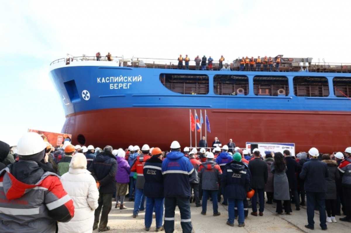    На астраханском заводе спустили на воду новый сухогруз