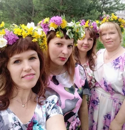 Света, Аня, Оля и Света. Не хватает еще Кати