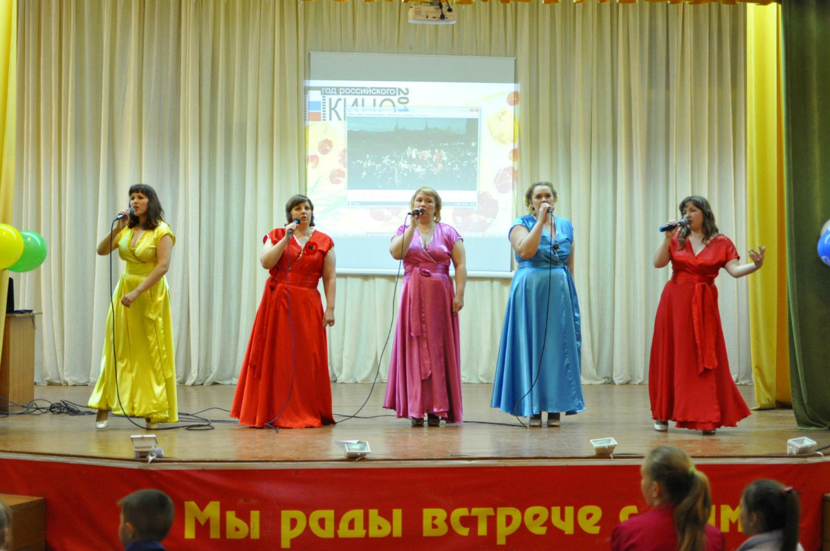 В этих костюмах мы спели нашу знаменитую песню "Али-баба"