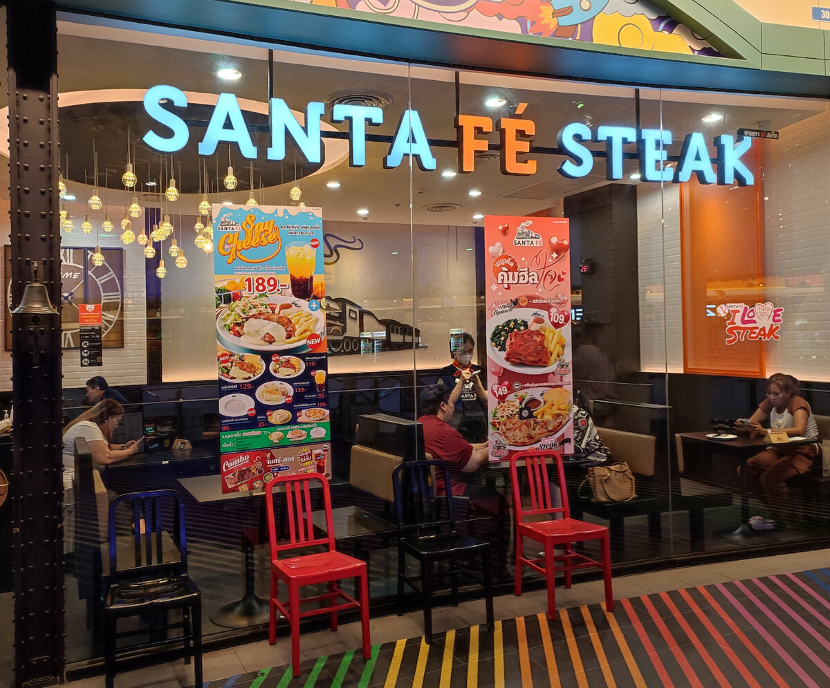 Небольшая, но стильно оформленная кафешка