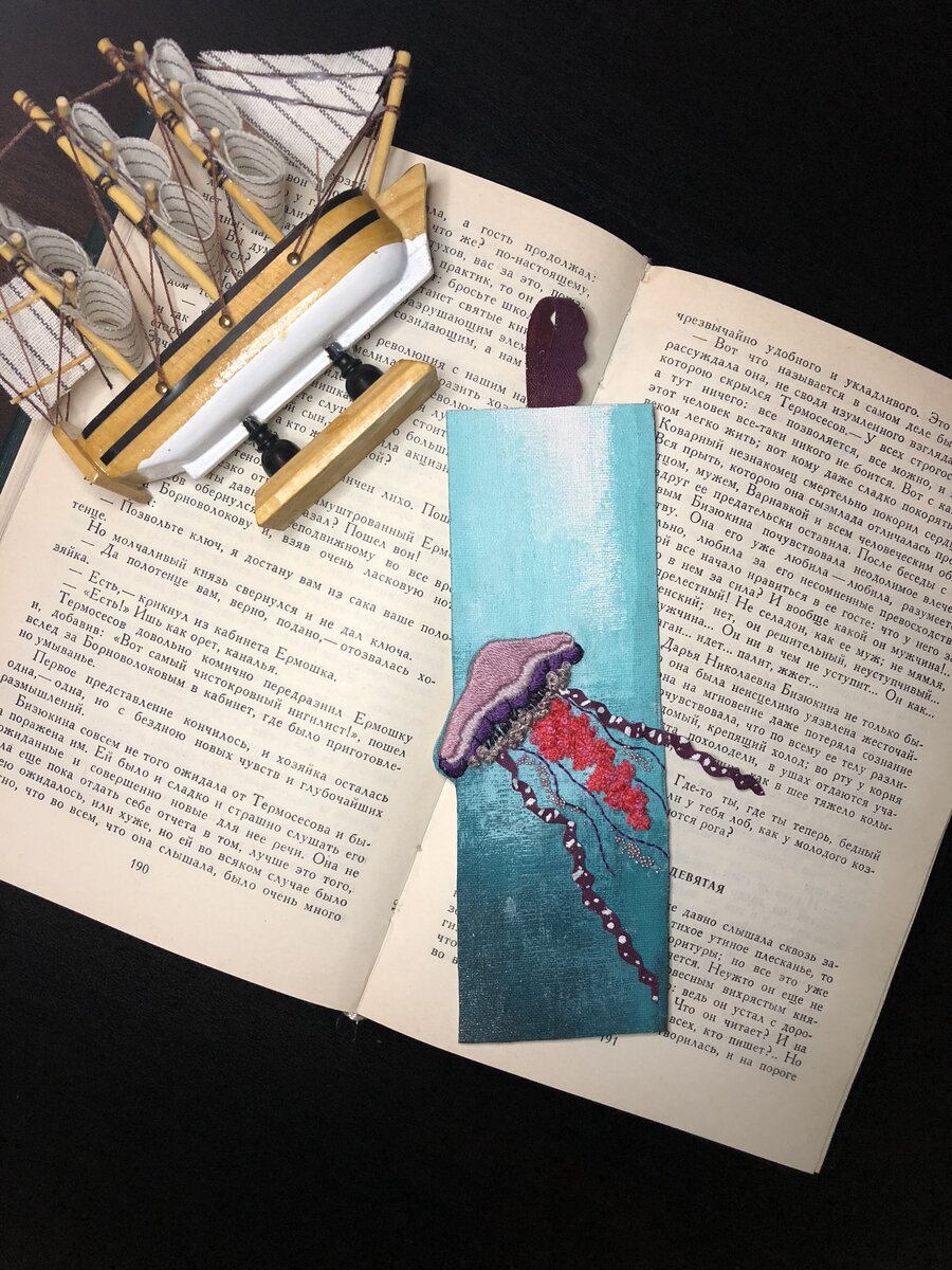 Нравятся здесь красные французские узелки. Фото автора