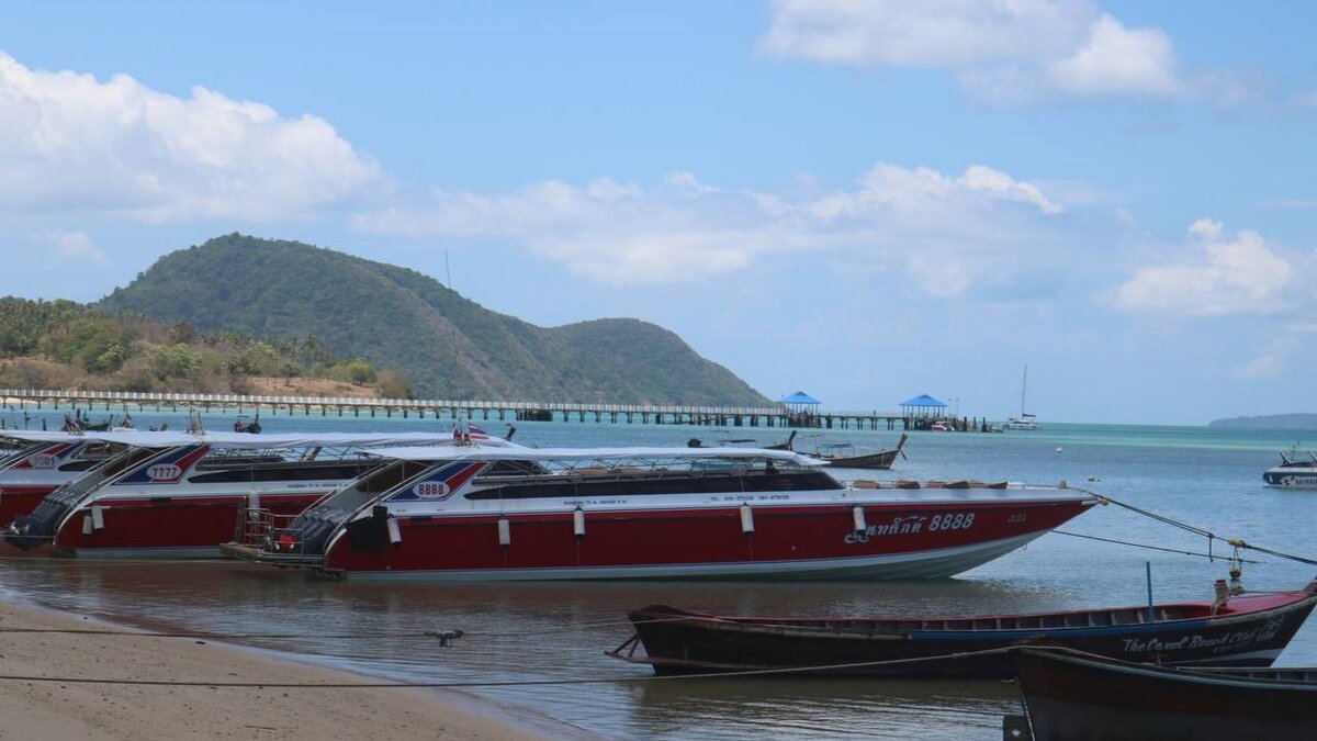 Туристы могут добраться до Banana beach на скоростном катере, если выехать с пляжа Равай