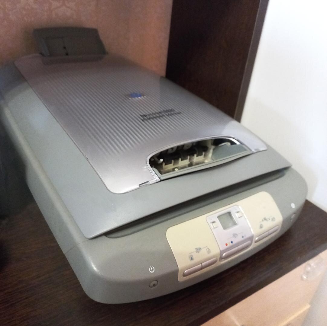 Фотосканер, который я использую, был куплен в Канаде одним из родственников лет 15 назад. В связи с этим, он поддерживает напряжение только 120 Вольт (стандарт для Канады) и для его использования в российской электросети понадобился преобразователь напряжения.