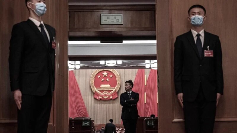 Охрана стоит у дверей перед открытием Всекитайского собрания народных представителей в Большом зале Народного собрания 5 марта 2024 года в Пекине, Китай. (Kevin Frayer/Getty Images)