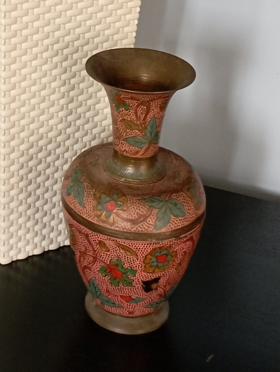 А у Вас есть такая ваза из индийского магазина? В интерьер она конечно не вписывается, но пусть будет)