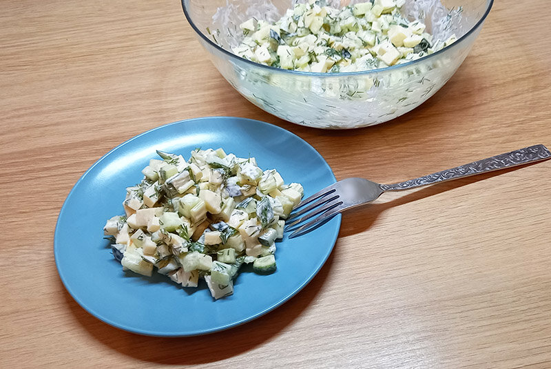 Салат из огурцов, яблок и сельдерея