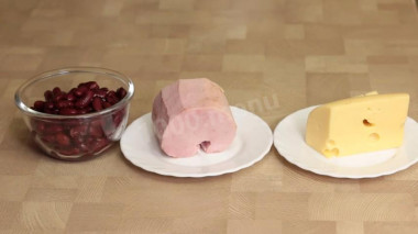 ШАГ 1:  ПОДГОТОВКА

Интересное сочетание кубиков из трех основных ингредиентов создает уникальное блюдо за очень короткое время. Возможно, в этом заключается главное преимущество данного салата. Название может совпадать в разных регионах, однако он не имеет ничего общего с салатом "Якутия".