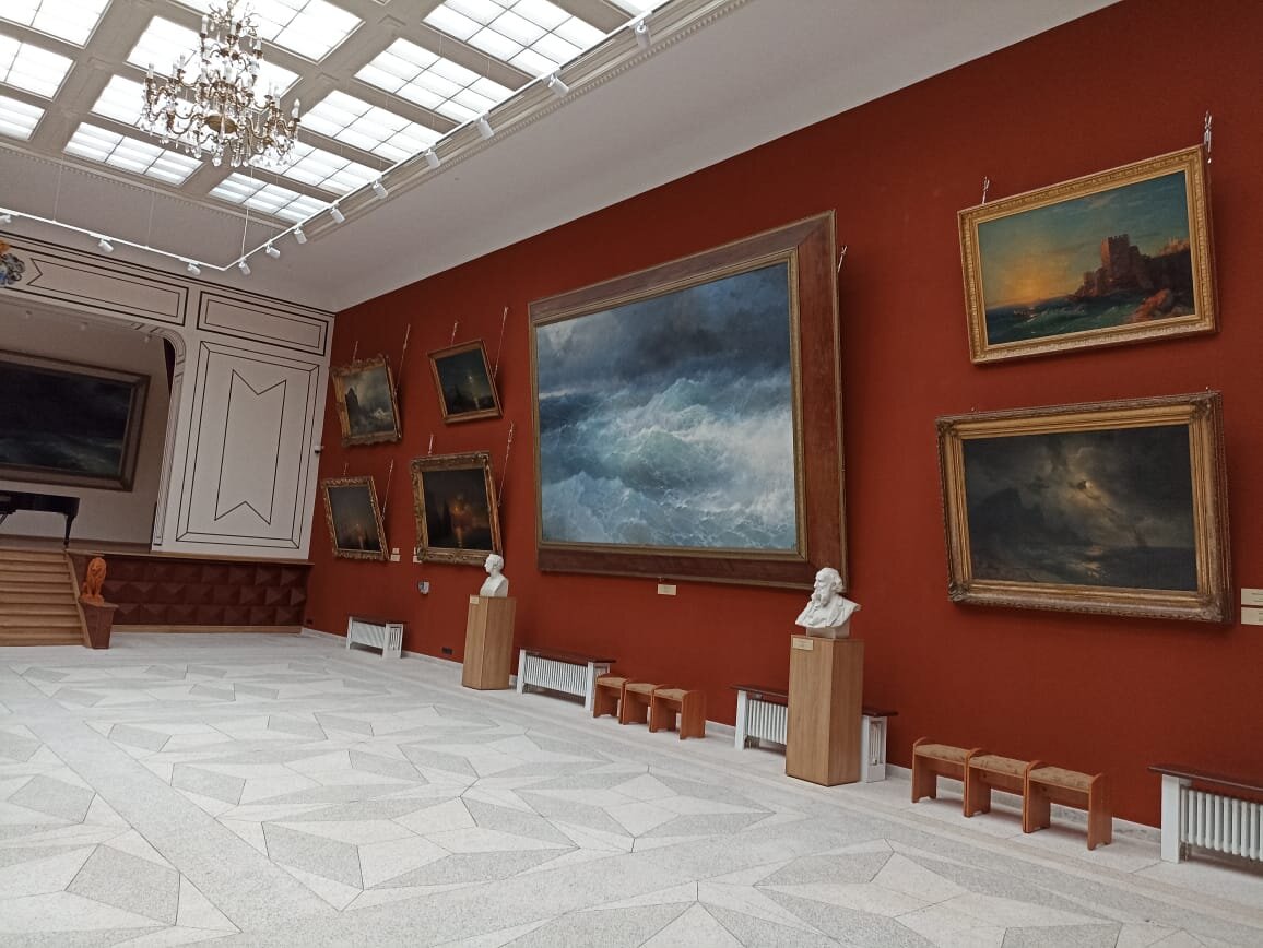 Главный выставочный зал картинной галереи имени И.К. Айвазовского в Феодосии // Фото предоставлено галереей