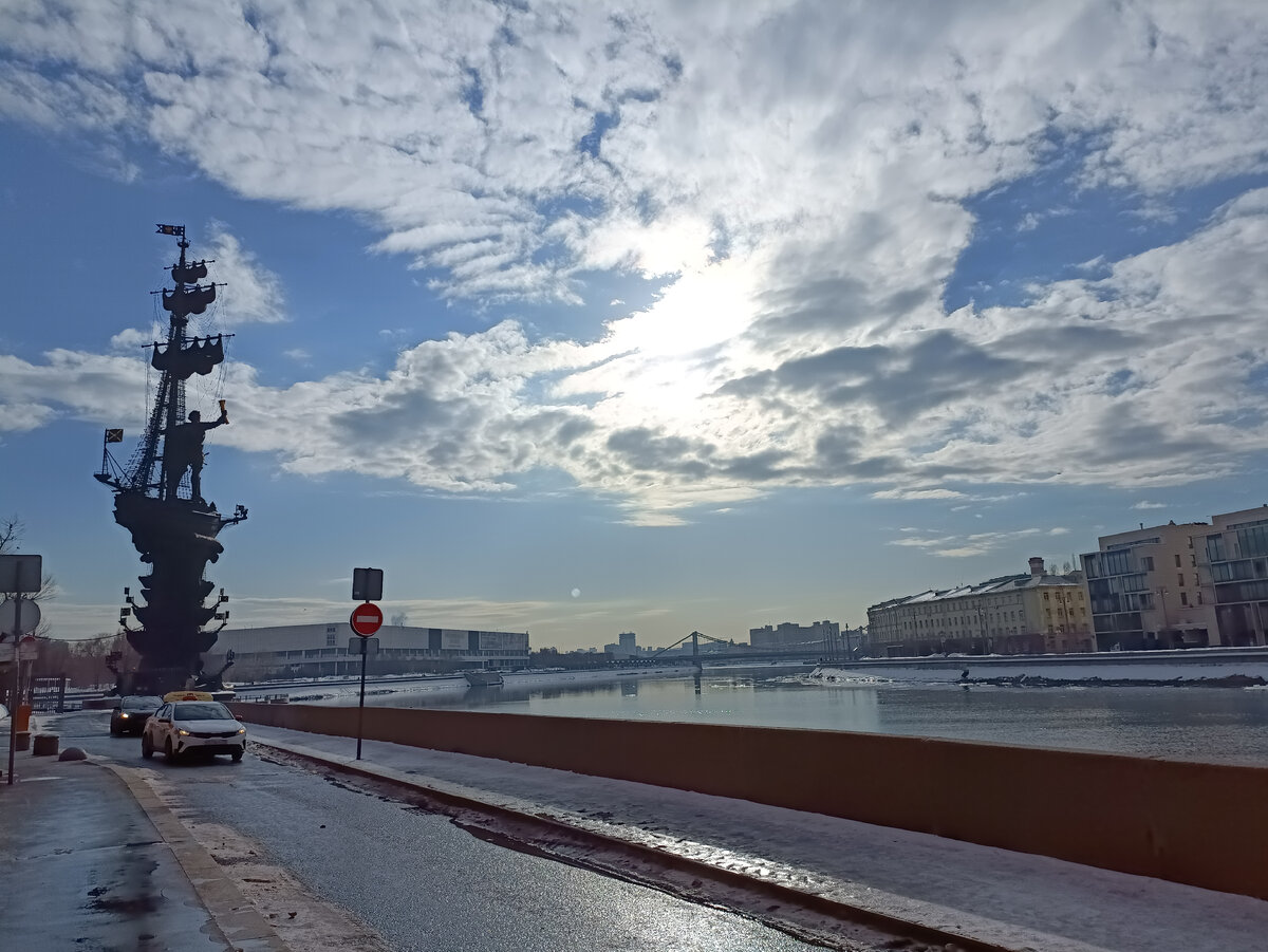 Памятник Петру Первому на Москве-реке