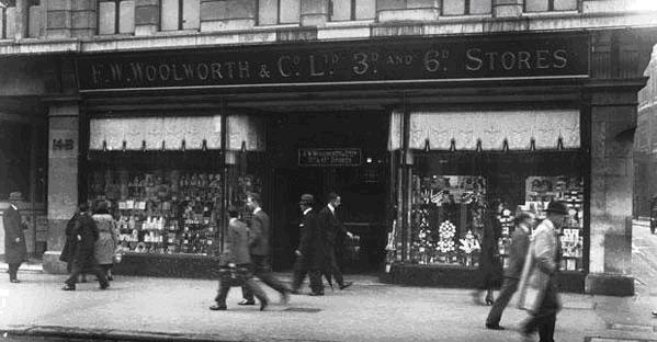 Сеть Woolworth в 1886 г. состояла уже из семи магазинов. В 1895 г. их количество достигло 28, а через пять лет — 59. C ростом бизнеса Вулворт совершенствовал методы и формы продажи и обслуживания покупателей.