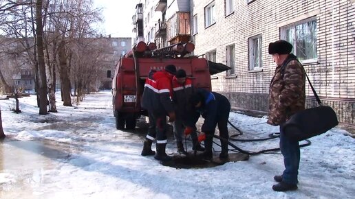 Подвал многоквартирного дома в Бийске почти 8 лет заливает нечистотами (Бийское телевидение)