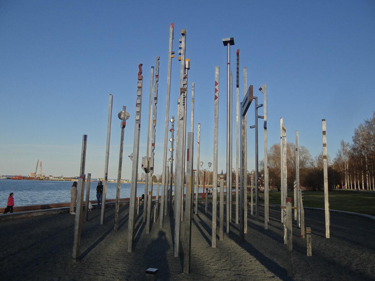 Скульптура "Тюбингенское панно" на набережной Петрозаводска