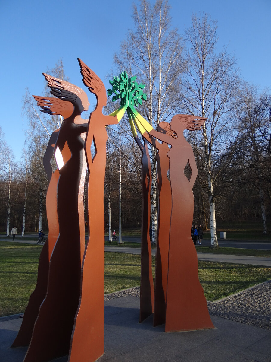 Скульптура "Место встречи" на набережной Петрозаводска