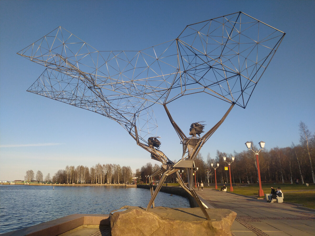 Скульптура "Рыбаки" на набережной Петрозаводска