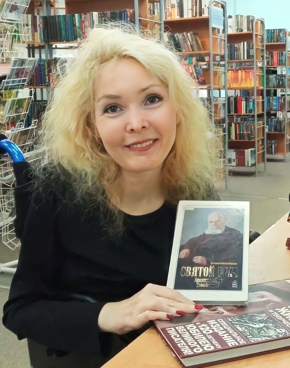 Это моя любимая тема, люблю рассказывать о книгах, потому что читаю их как потерпевшая. Нет, я не обладаю скорочтением, наоборот стараюсь читать медленно, вдумчиво и между строк. Я не всеядная, есть книги, которые никогда читать не стану! Нельзя засорять свой мозг разной литературой, которую создают специально, чтобы повлиять на мышление читателей. А таких книг не мало и среди психологии, и политики, и диетологии, и обычных художественных книг.
Люблю читать мировые шедевры из разных жанров нашей и зарубежной литературы. С книгами у меня особые отношения, читая одну могу перепрыгнуть на другую, потому что сам автор словно намекает на что-то, что мне сразу становится интересным. Например, в книге И.А.Ефремова «Час быка» герои упоминают стихотворную фразу, в которой я узнала автора А.А.Вознесенского и сразу захотелось окунуться в его творчество.. И я обожаю такие случайности, которые сами направляют меня на интересные книги. Таким образом могу и читаю по 2-3 книги параллельно.
Моя скрытая цель - хочу, чтобы ЧИТАТЬ КНИГИ стало модным!
