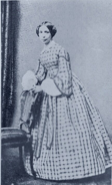 Портрет Симплиции де Николаи из книги ««Преподобная матушка де Николаи и Община Святого Семейства в Ля Деливранд». «La Reverende Mere Niciolay et les origins de la Congregasion de la Sainte-Famille de la Delivrande». Из архива музея-заповедника «Парк Монрепо».