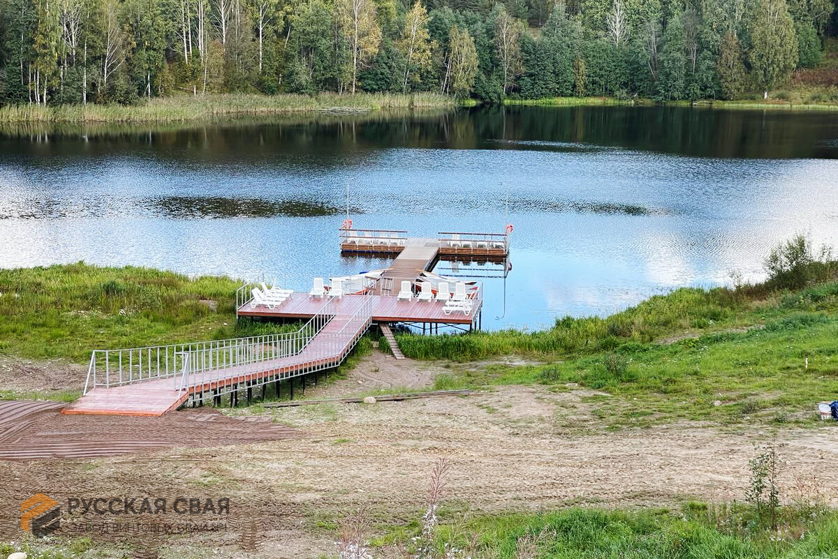 Пирс на винтовых сваях, озеро Лунное, Ленинградская область. Производство и установка — компания Русская Свая