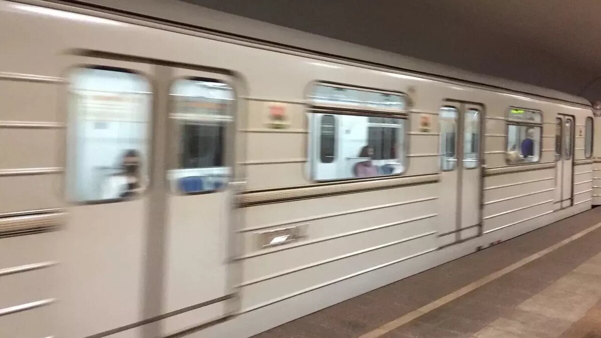     «Метроэлектротранс» сообщил, что в казанском метро продолжат функционировать 11 поездов. Однако выпускать их на линии планируют лишь в часы-пик и до конца марта. Об этом предупредили в пресс-службе предприятия.