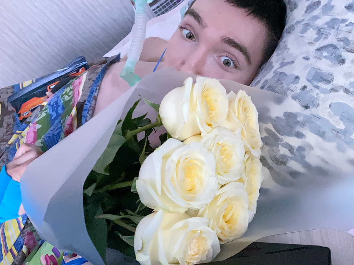 Леша рассматривает букет для мамы