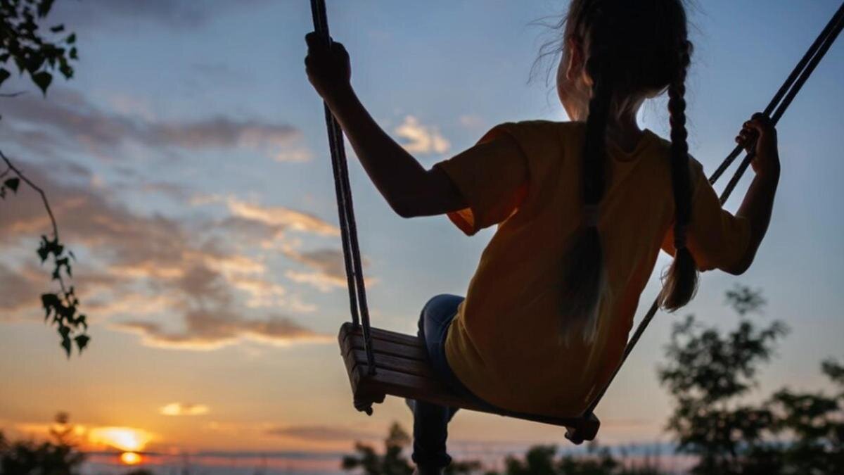    Девочка катается на качелях:Freepik