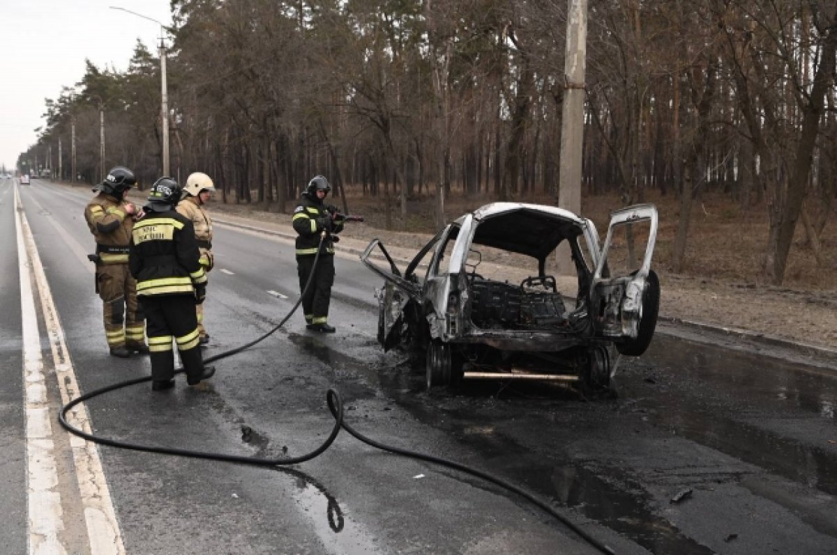    Появились кадры с места прилёта в автомобиль, где погиб белгородец