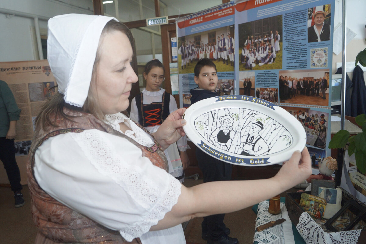 Кочующий фестиваль "Сибирь - наш дом" в рамках проекта "На Родине... вдали от дома". Этот фестиваль был организован в рамках Грантовой программы Красноярского края "Партнёрство" и собрал множество людей, интересующихся традициями и культурой разных народов (ОО КРНКАН).