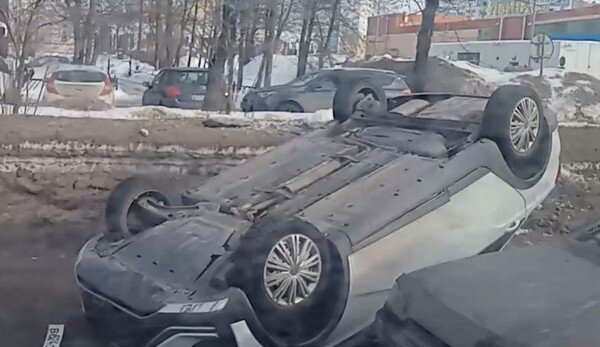    В Иванове на проспекте Строителей перевернулась «Лада Веста»