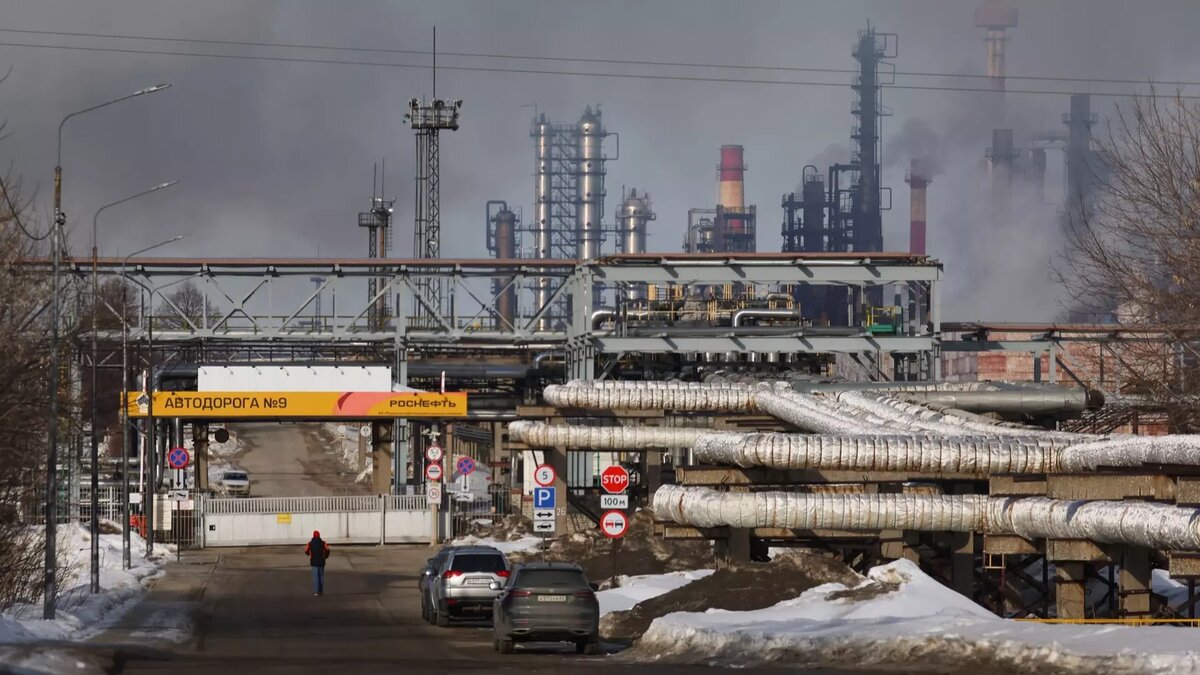     Первая атака украинского дрона на НПЗ в Туапсе была в феврале 2023 года. Спустя год направление удара БПЛА предельно понятно: НПЗ, нефтебазы и трубопроводы. Дроны бьют по заводам, снабжающим Центральный округ всеми видами топлива — дизелем, бензином, авиационным керосином. Чем грозят эти атаки?