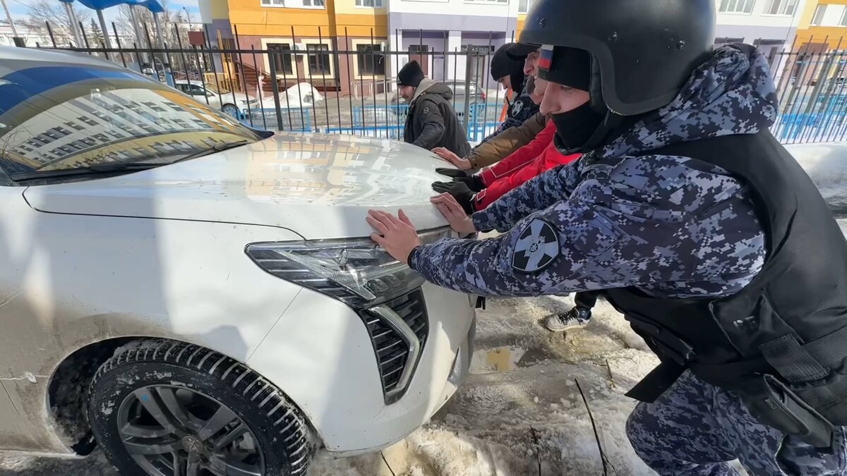 В Пензе росгвардейцы помогли девушке вытащить машину из снега | Росгвардия.  Приволжский округ | Дзен