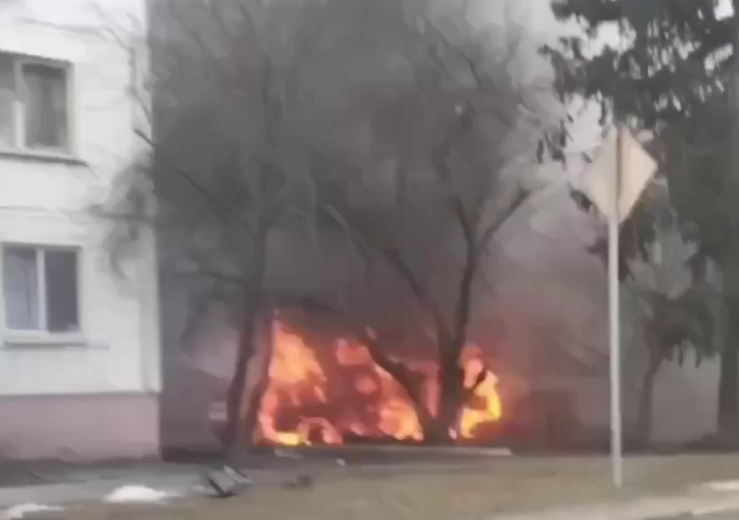 Под обстрел сегодня утром также попал город Грайворон в Белгородской области. 
Местный житель получил осколочное ранение. Пострадали три авто, одно из них сгорело.