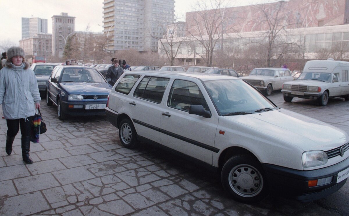 Назад в 1990-е: какие квартиры можно купить по цене машины | РБК  Недвижимость | Дзен