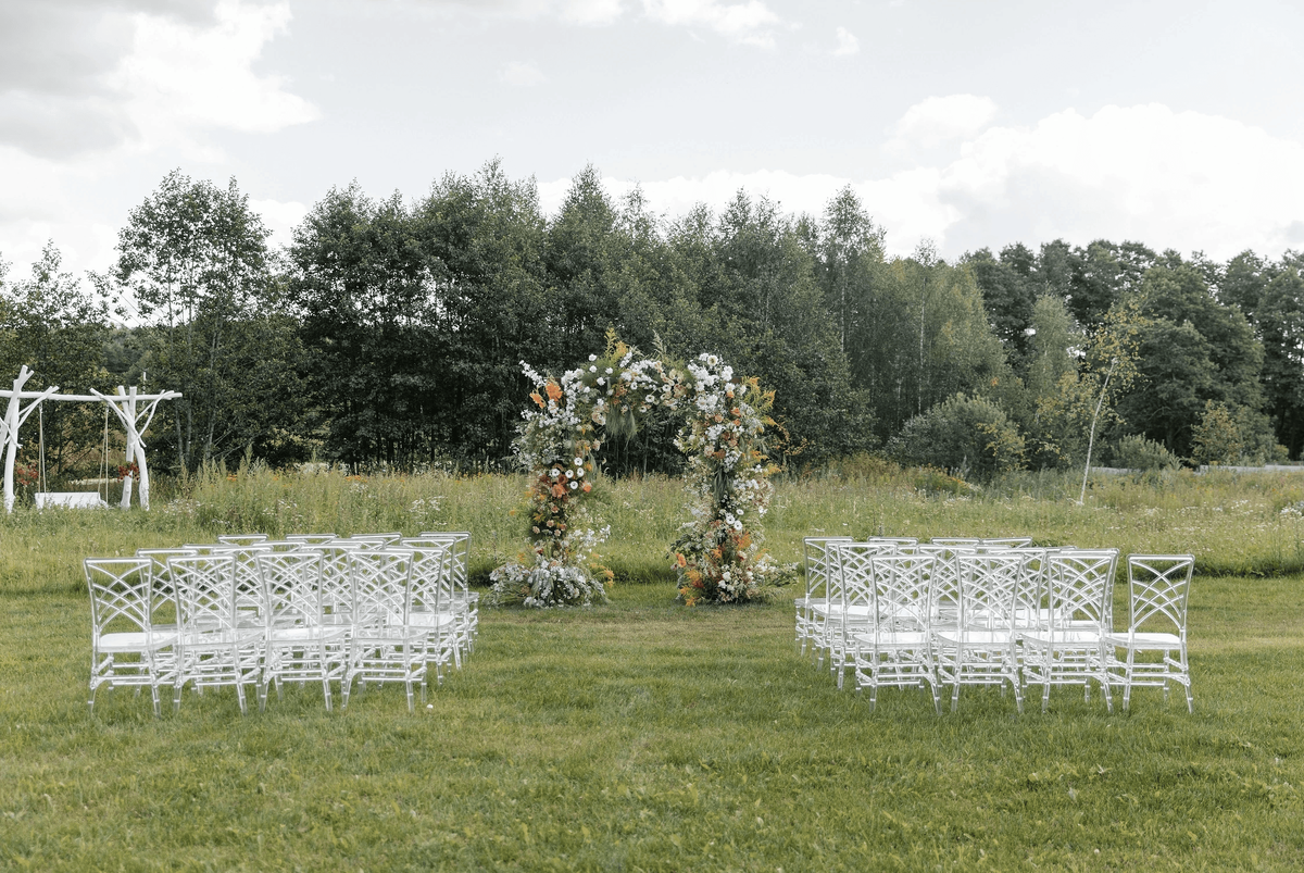Праздник на природе – один из последних свадебных трендов. Необычная разновидность такого формата – свадьба в поле.