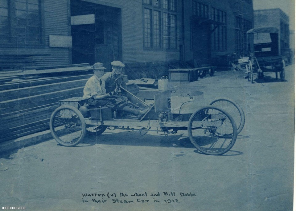 Первый семейный паромобиль, за рулём сидят Уоррен и Уильям