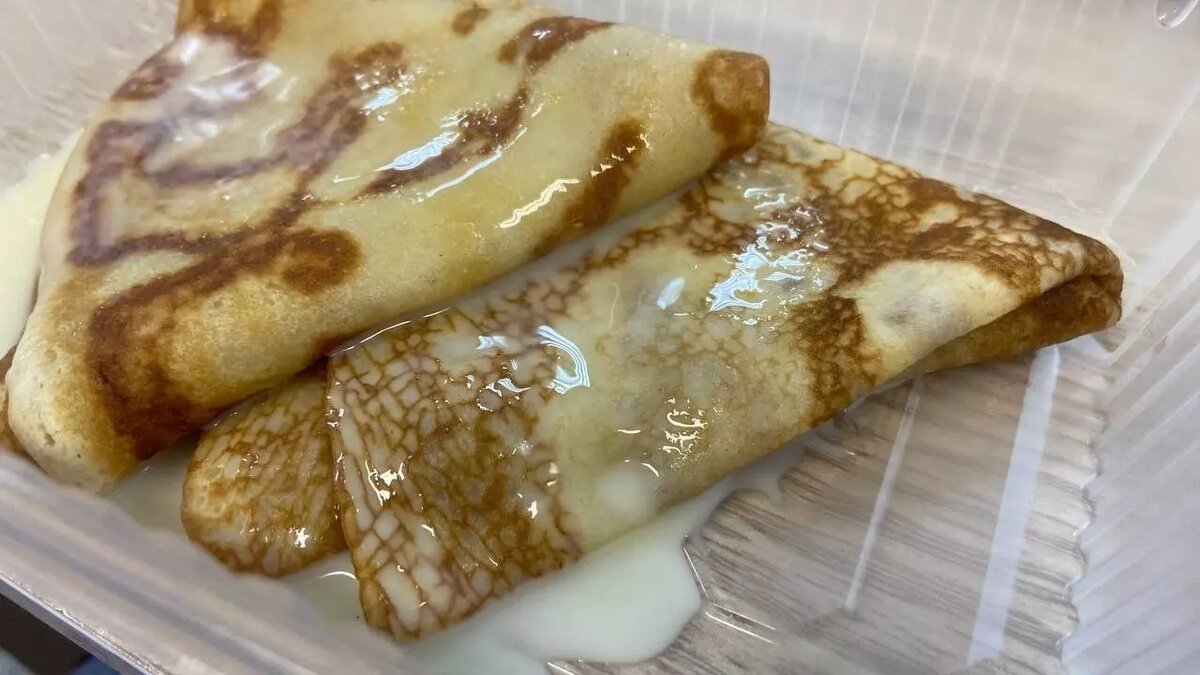     С 11 по 17 марта в России празднуют Масленицу. В этот период многие заведения общепита включают в меню блины. Как выяснил корреспондент NewsNN, такое блюдо появилось и в «Губернском кафе», находящемся в здании Заксобрания Нижегородской области.