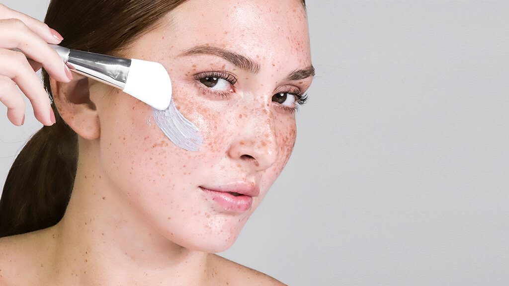 Жирная кожа требует тонкого баланса и точно подобранных продуктов, которые уменьшат жирный блеск и предотвратят воспаления.