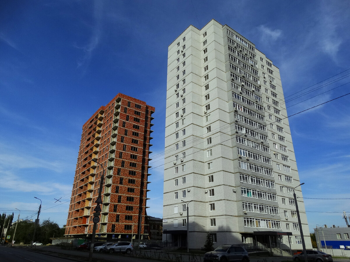 ЖК Родные пенаты. На заднем плане - ЖК BRAVO