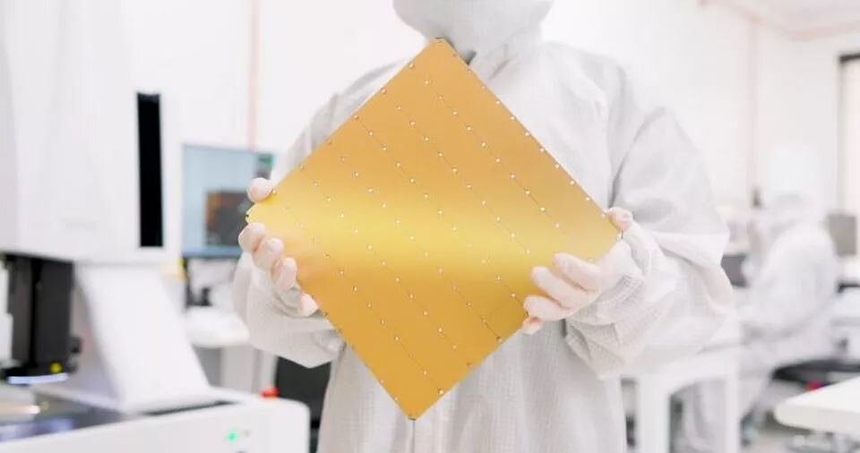      Это самый большой в мире чип искусственного для интеллекта — по сути, целая пластина кремния.