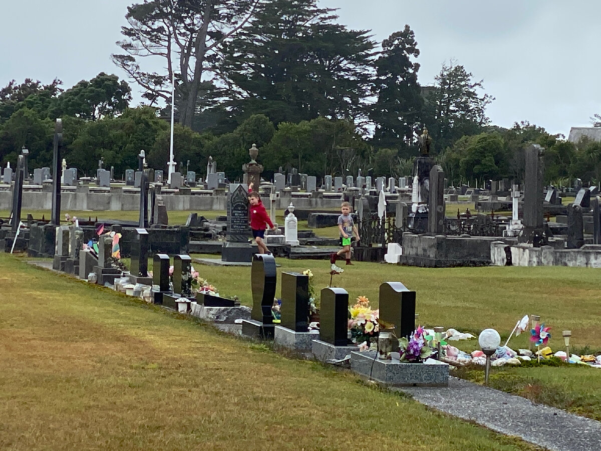 Пишу эту статью на соседнем кладбище. Увидела играющих детей, которые прыгали по могилам. Забавно