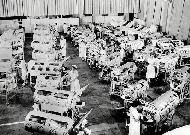 В 1952 ГОДУ В ТЕХАСЕ МНОГИХ ДЕТЕЙ СРАЗИЛ ПОЛИОМИЕЛИТ. ФОТО: DAILYMAIL.CO.UK