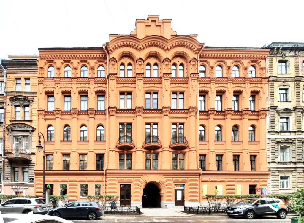 После уже проведённых ремонтных работ фасад дома выглядит так
