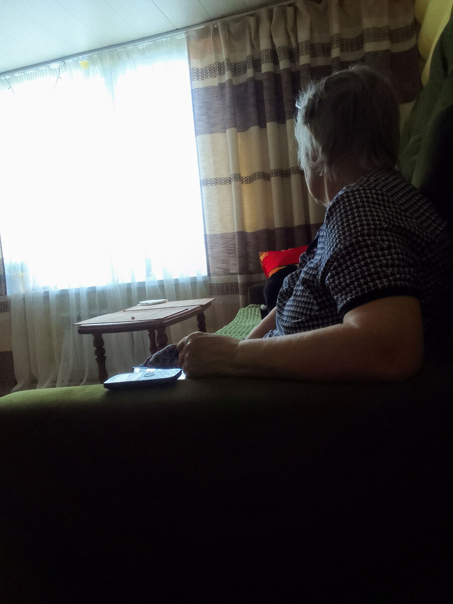 Сидит расстроилась, что учится надо)