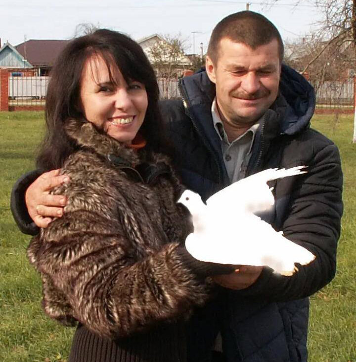 Для Галины и Анатолия из посёлка Афипского голуби стали птицами счастья. «Если бы мне раньше сказали, что я через интернет познакомлюсь с будущим мужем, – ни за что бы не поверила!», – говорит героиня нашего материала